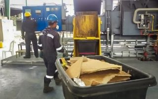 Carga de residuos y alimentación al equipo
